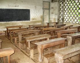 中学语文课堂中学生认真听讲的场景，黑板上写有白描手法相关知识点，体现白描在语文教学中的重要地位