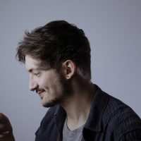 白描网技术编辑在调试站点页面显示效果，双屏上同时打开内容后台与移动端预览界面